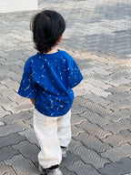 Cool Blue Tee & Classic White Pants Look